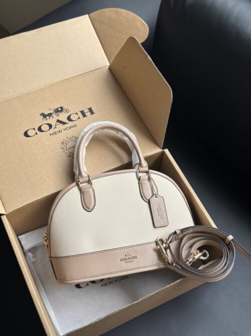 【AT9330】Coach（コーチ）のミルクティーカラー貝殻バッグ - エレガントな都会のエレガンスを演出 | Coach New York