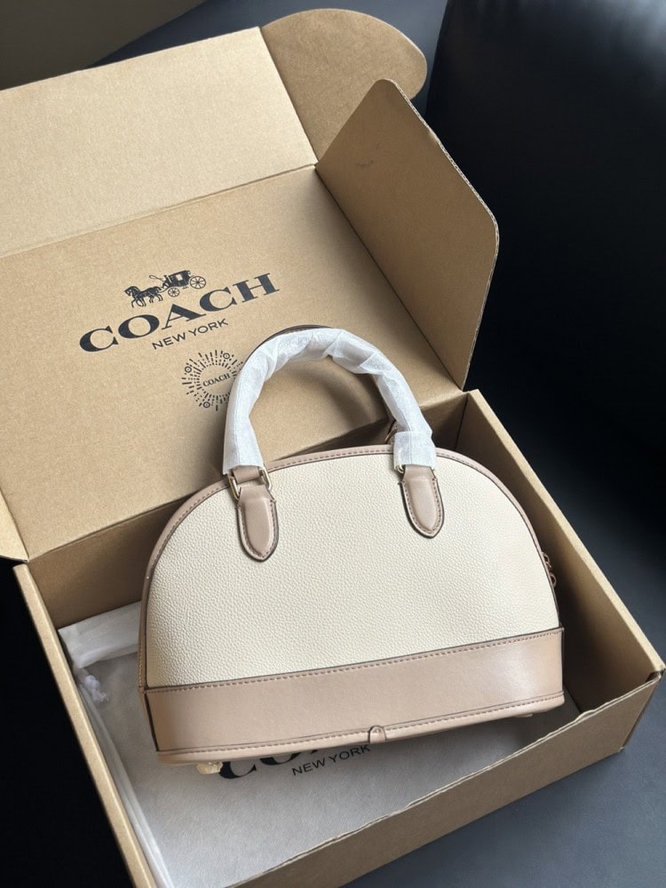 【AT9330】Coach（コーチ）のミルクティーカラー貝殻バッグ - エレガントな都会のエレガンスを演出 | Coach New York