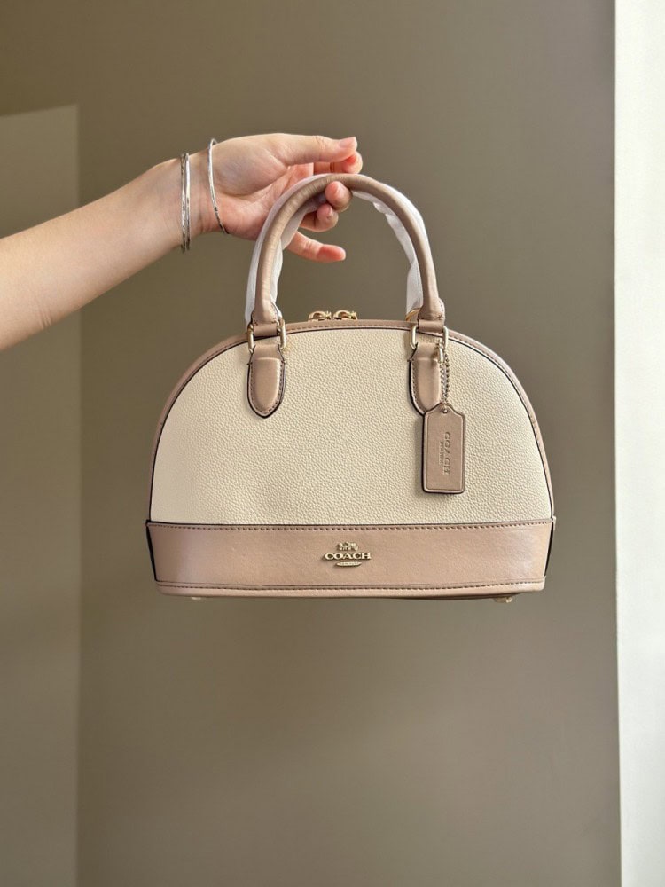 【AT9330】Coach（コーチ）のミルクティーカラー貝殻バッグ - エレガントな都会のエレガンスを演出 | Coach New York