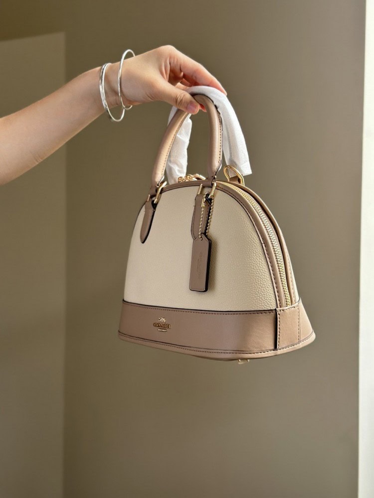 【AT9330】Coach（コーチ）のミルクティーカラー貝殻バッグ - エレガントな都会のエレガンスを演出 | Coach New York