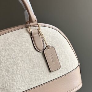 【AT9330】Coach（コーチ）のミルクティーカラー貝殻バッグ - エレガントな都会のエレガンスを演出 | Coach New York