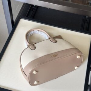【AT9330】Coach（コーチ）のミルクティーカラー貝殻バッグ - エレガントな都会のエレガンスを演出 | Coach New York
