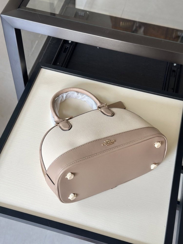 【AT9330】Coach（コーチ）のミルクティーカラー貝殻バッグ - エレガントな都会のエレガンスを演出 | Coach New York