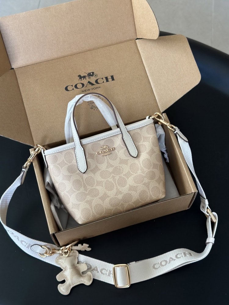 【AT9332】Coachクラシックシリーズハンドバッグ、エレガントなミルクホワイト色 | Coach New York