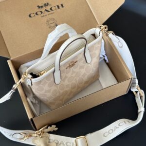 【AT9332】Coachクラシックシリーズハンドバッグ、エレガントなミルクホワイト色 | Coach New York