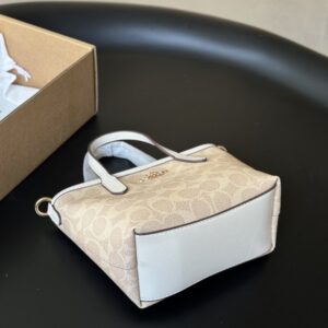【AT9332】Coachクラシックシリーズハンドバッグ、エレガントなミルクホワイト色 | Coach New York