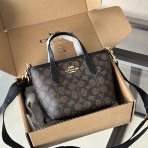 【AT9333】Coach（コーチ）クラシックな花柄ハンドバッグ - 優雅なデザインと実用性の融合 | Coach