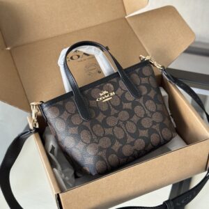 【AT9333】Coach（コーチ）クラシックな花柄ハンドバッグ - 優雅なデザインと実用性の融合 | Coach