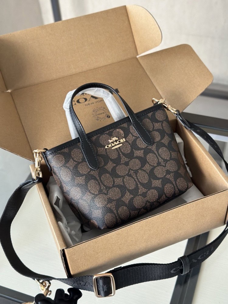 【AT9333】Coach（コーチ）クラシックな花柄ハンドバッグ - 優雅なデザインと実用性の融合 | Coach