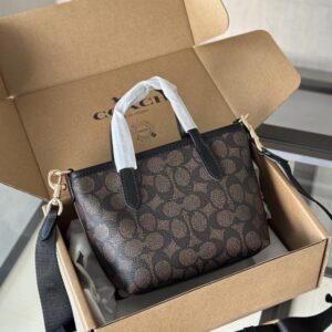【AT9333】Coach（コーチ）クラシックな花柄ハンドバッグ - 優雅なデザインと実用性の融合 | Coach