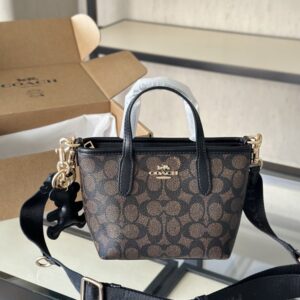 【AT9333】Coach（コーチ）クラシックな花柄ハンドバッグ - 優雅なデザインと実用性の融合 | Coach