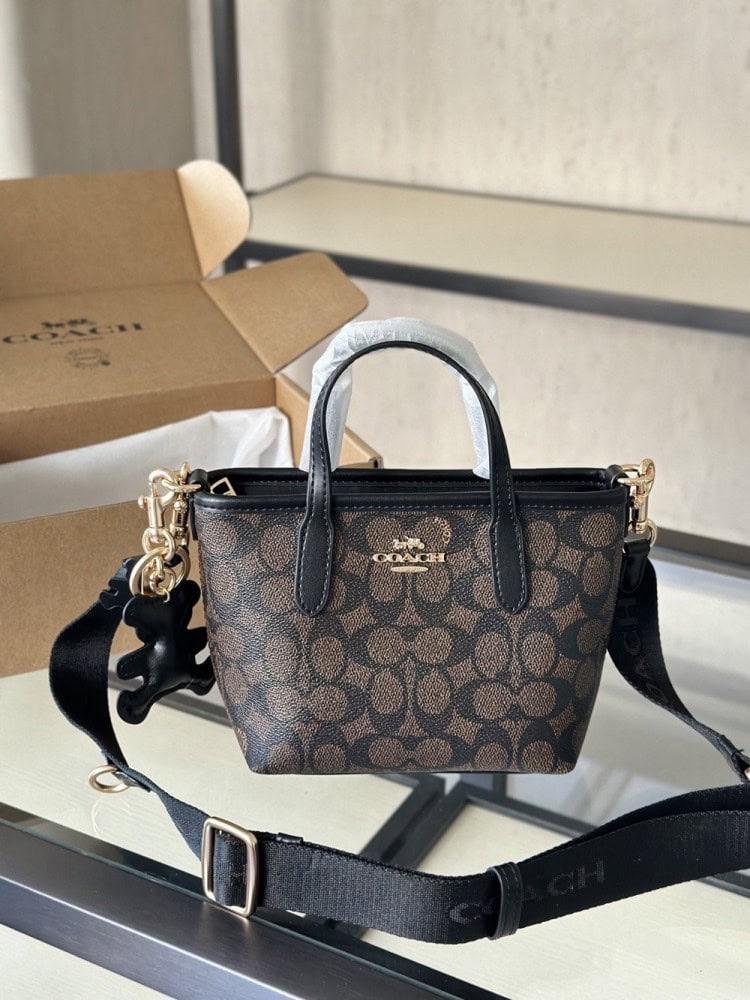 【AT9333】Coach（コーチ）クラシックな花柄ハンドバッグ - 優雅なデザインと実用性の融合 | Coach