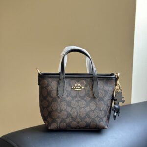 【AT9333】Coach（コーチ）クラシックな花柄ハンドバッグ - 優雅なデザインと実用性の融合 | Coach