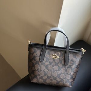 【AT9333】Coach（コーチ）クラシックな花柄ハンドバッグ - 優雅なデザインと実用性の融合 | Coach