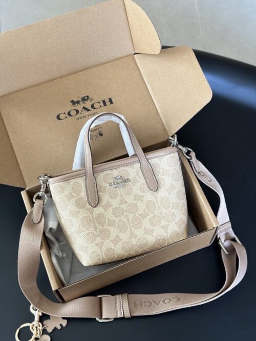 【AT9334】Coachのミルクティーカラーハンドバッグ - 都会の女性に最適なエレガントなアクセサリー | Coach
