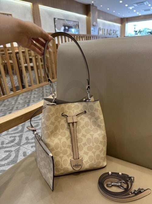 【AT9335】Coach（コーチ）クラシックRowanシリーズバケットバッグ、都会の女性に必須のファッションアイテム | Coach New York