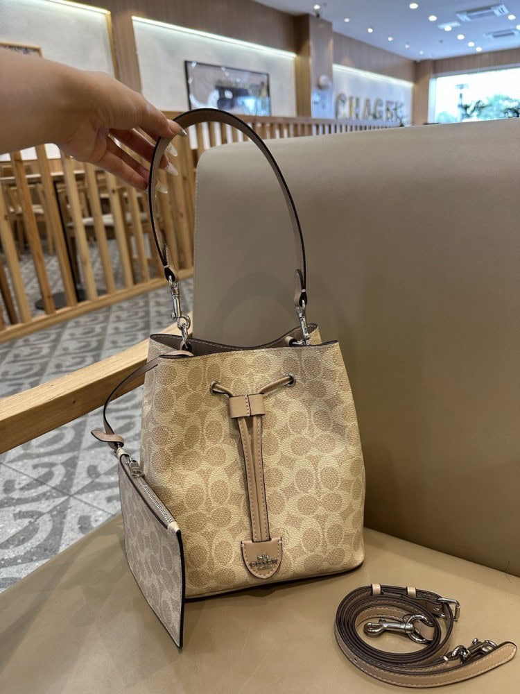 【AT9335】Coach（コーチ）クラシックRowanシリーズバケットバッグ、都会の女性に必須のファッションアイテム | Coach New York