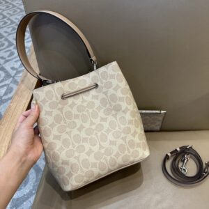 【AT9335】Coach（コーチ）クラシックRowanシリーズバケットバッグ、都会の女性に必須のファッションアイテム | Coach New York