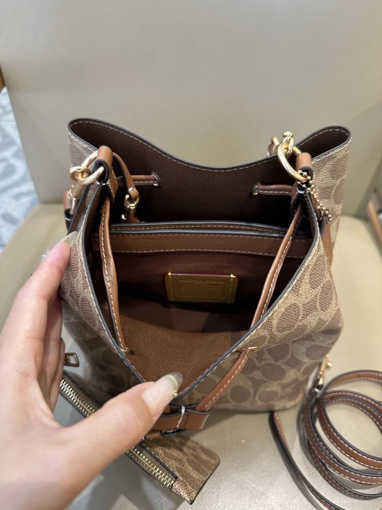 【AT9336】Coach（コーチ）老花柄 Rowan バケツバッグ - 実用性と美学の完璧な融合 | Coach