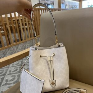 【AT9337】CoachのNubuckレザーバケツバッグ - 高級感溢れるアイボリーの都会的なバッグ | Coach New York