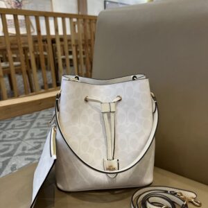 【AT9337】CoachのNubuckレザーバケツバッグ - 高級感溢れるアイボリーの都会的なバッグ | Coach New York