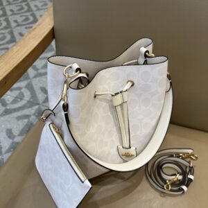 【AT9337】CoachのNubuckレザーバケツバッグ - 高級感溢れるアイボリーの都会的なバッグ | Coach New York