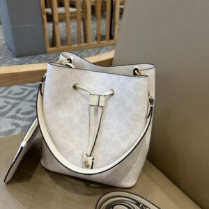 【AT9337】CoachのNubuckレザーバケツバッグ - 高級感溢れるアイボリーの都会的なバッグ | Coach New York