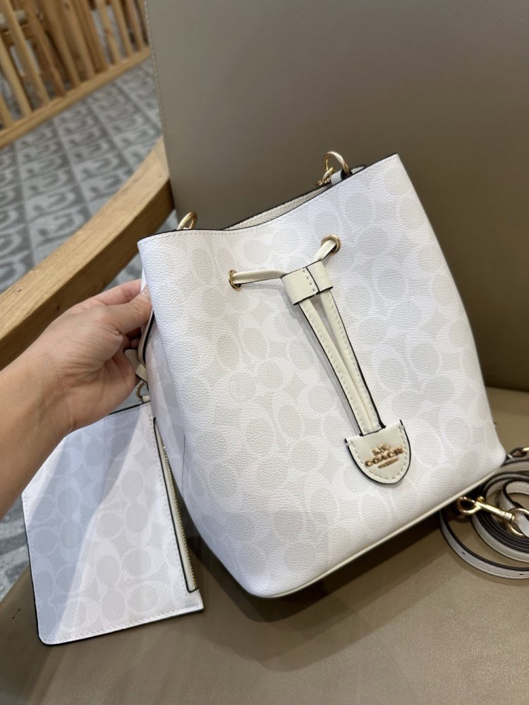 【AT9337】CoachのNubuckレザーバケツバッグ - 高級感溢れるアイボリーの都会的なバッグ | Coach New York