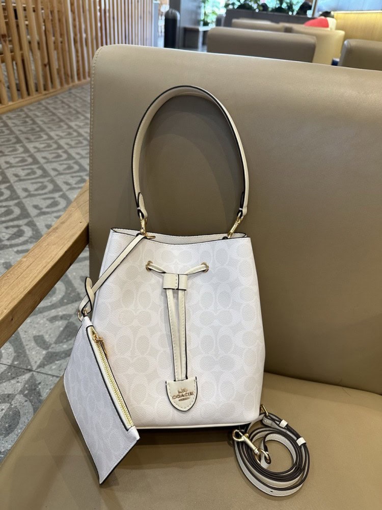 【AT9337】CoachのNubuckレザーバケツバッグ - 高級感溢れるアイボリーの都会的なバッグ | Coach New York