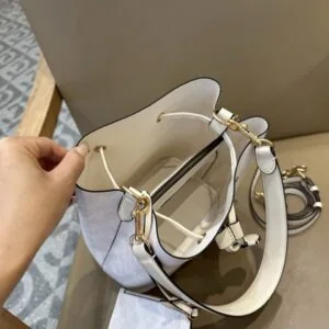 【AT9337】CoachのNubuckレザーバケツバッグ - 高級感溢れるアイボリーの都会的なバッグ | Coach New York