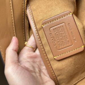 【AT9339】ハイエンドブランドのエレガントなハニーブラウンレザーショルダーバッグ | Coach