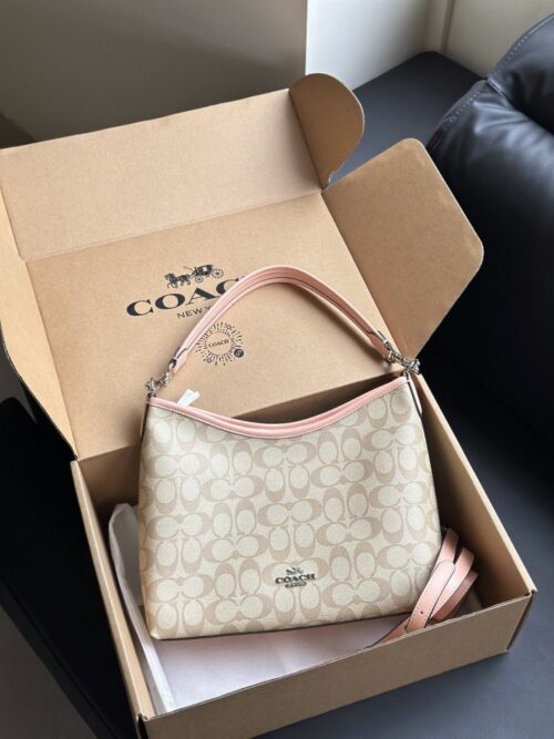 【AT9345】Coachのシグネチャースタイルの斜めがけバッグ - 高級感とエレガンスを演出する最適な都会女性向けバッグ | Coach New York