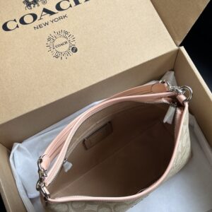 【AT9345】Coachのシグネチャースタイルの斜めがけバッグ - 高級感とエレガンスを演出する最適な都会女性向けバッグ | Coach New York