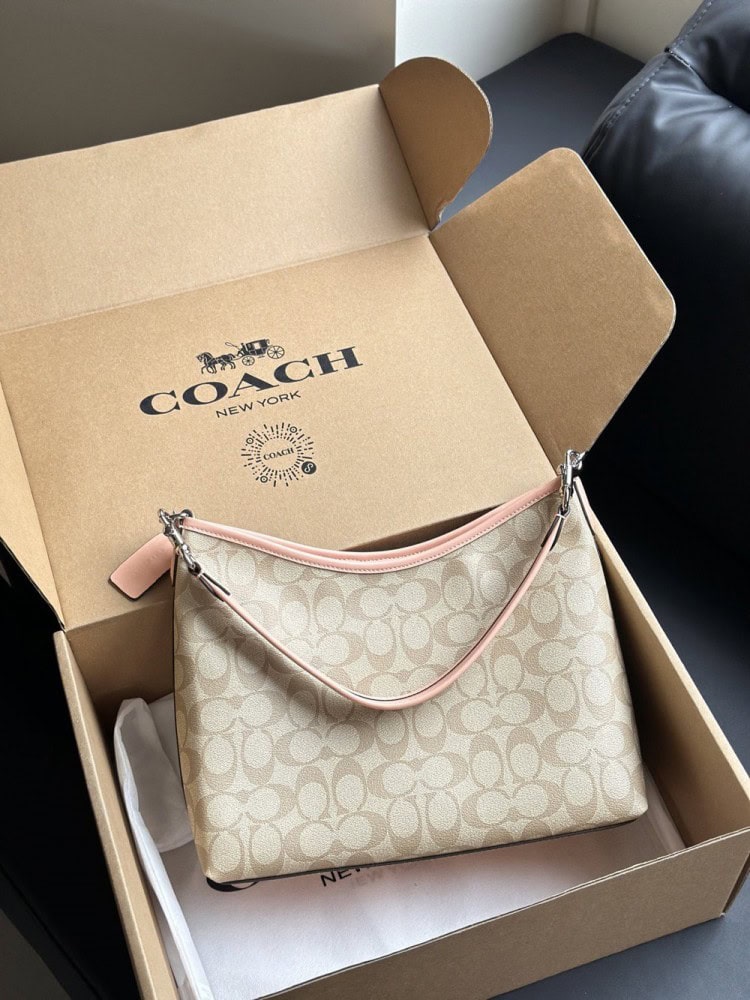 【AT9345】Coachのシグネチャースタイルの斜めがけバッグ - 高級感とエレガンスを演出する最適な都会女性向けバッグ | Coach New York