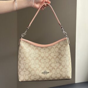 【AT9345】Coachのシグネチャースタイルの斜めがけバッグ - 高級感とエレガンスを演出する最適な都会女性向けバッグ | Coach New York
