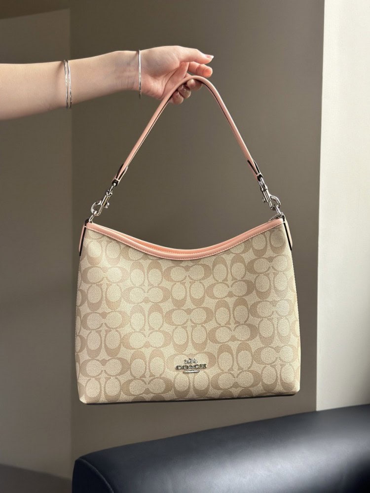 【AT9345】Coachのシグネチャースタイルの斜めがけバッグ - 高級感とエレガンスを演出する最適な都会女性向けバッグ | Coach New York