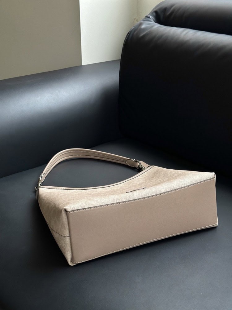 【AT9348】Coach（コーチ）のクラシックな脇下バッグ - アメリカのブランドからエレガントな牛革素材のショルダーバッグ | Coach New York