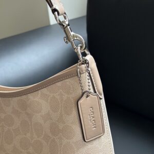 【AT9348】Coach（コーチ）のクラシックな脇下バッグ - アメリカのブランドからエレガントな牛革素材のショルダーバッグ | Coach New York