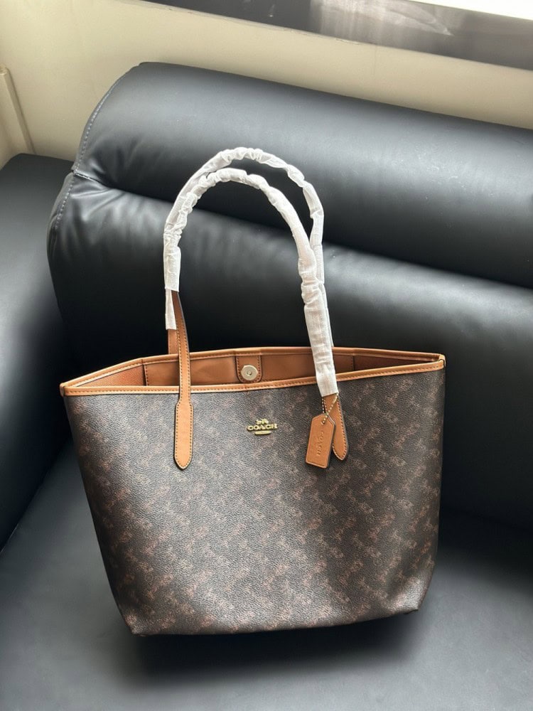 【AT9350】Coachのレザートートバッグ、上品な馬車プリントでエレガントな魅力！ | Coach