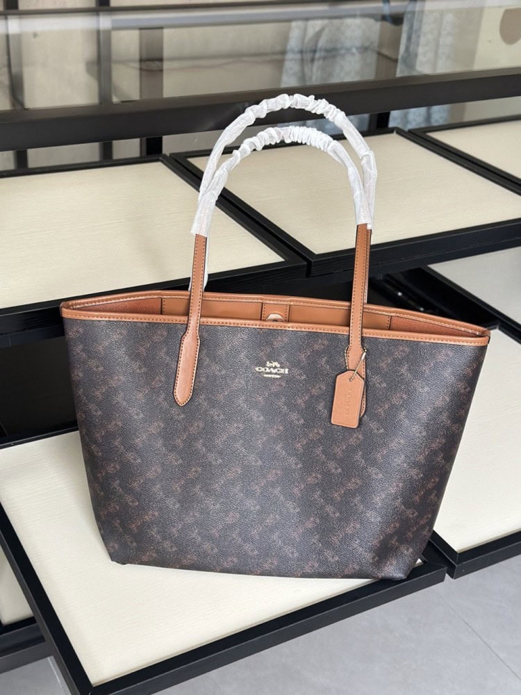 【AT9350】Coachのレザートートバッグ、上品な馬車プリントでエレガントな魅力！ | Coach