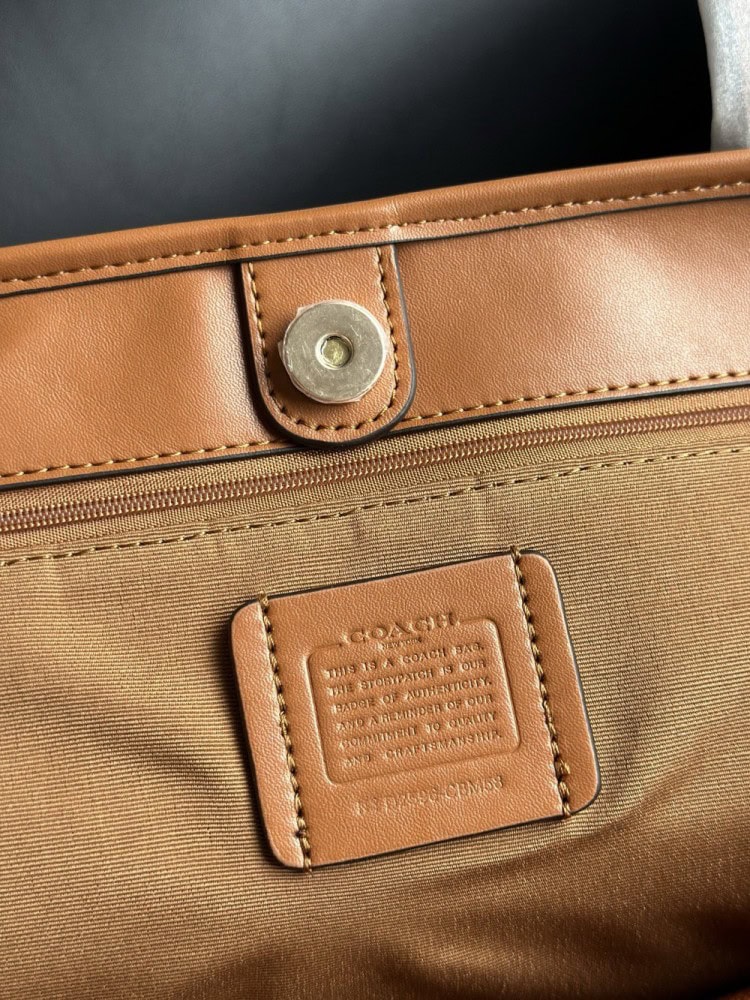 【AT9350】Coachのレザートートバッグ、上品な馬車プリントでエレガントな魅力！ | Coach