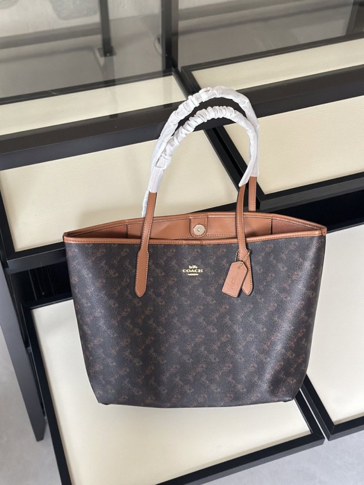 【AT9350】Coachのレザートートバッグ、上品な馬車プリントでエレガントな魅力！ | Coach
