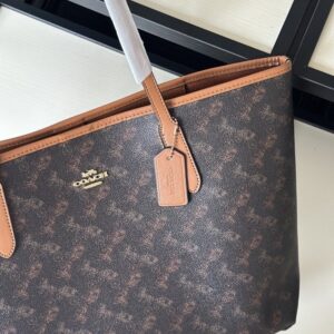【AT9350】Coachのレザートートバッグ、上品な馬車プリントでエレガントな魅力！ | Coach