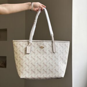 【AT9351】Coach（コーチ）馬車プリントトートバッグ - 上質な柔らかいレザー素材とエレガントなデザイン | Coach