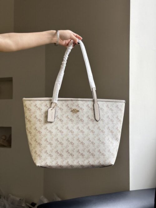 【AT9351】Coach（コーチ）馬車プリントトートバッグ - 上質な柔らかいレザー素材とエレガントなデザイン | Coach