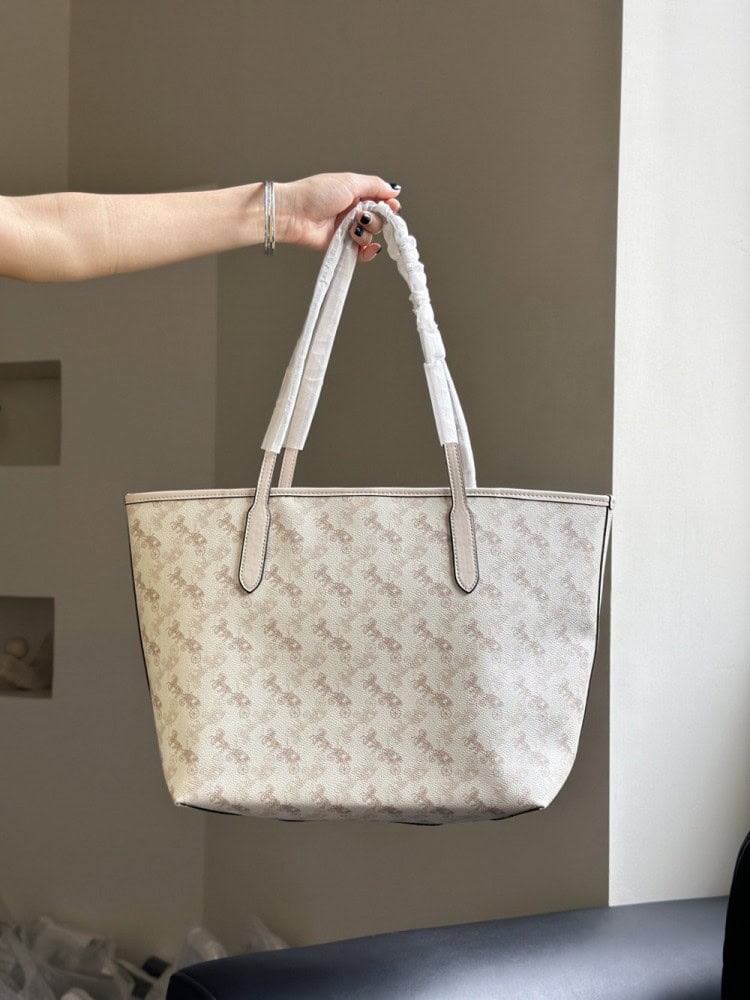 【AT9351】Coach（コーチ）馬車プリントトートバッグ - 上質な柔らかいレザー素材とエレガントなデザイン | Coach