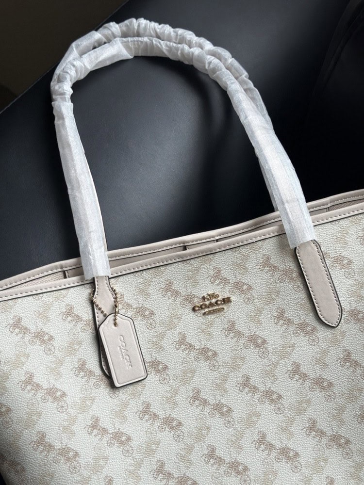 【AT9351】Coach（コーチ）馬車プリントトートバッグ - 上質な柔らかいレザー素材とエレガントなデザイン | Coach