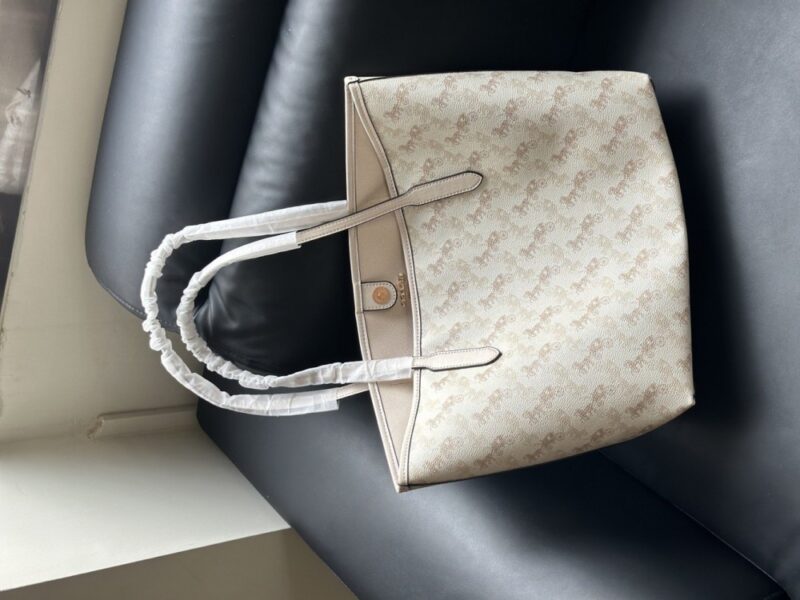 【AT9351】Coach（コーチ）馬車プリントトートバッグ - 上質な柔らかいレザー素材とエレガントなデザイン | Coach