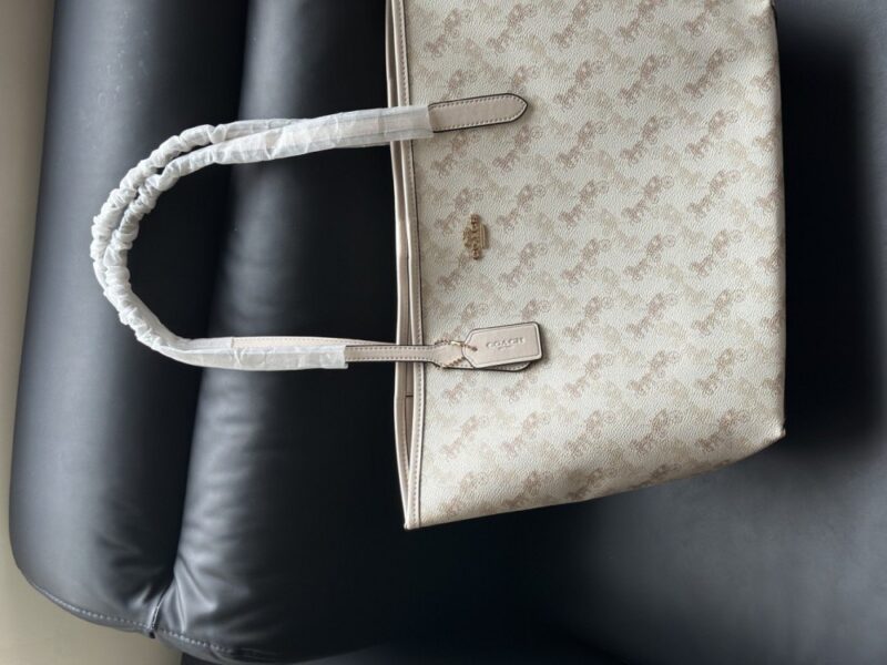 【AT9351】Coach（コーチ）馬車プリントトートバッグ - 上質な柔らかいレザー素材とエレガントなデザイン | Coach