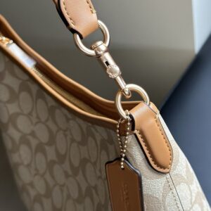 【AT9352】Coach（コーチ）ミルクティーカラーショルダーバッグ、都会女性のためのラグジュアリーファッションアイテム | Coach New York